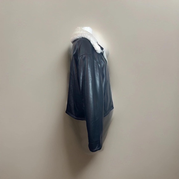 Levi's LARGE Women's Reversable Sherpa‎ Shorty Jacket *** NEW!!! - Picture 5 of 13